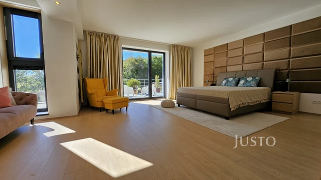 Prodej vily 279 m² s pozemkem 4657 m² + terasa