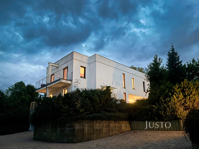 Prodej vily 279 m² s pozemkem 4657 m² + terasa