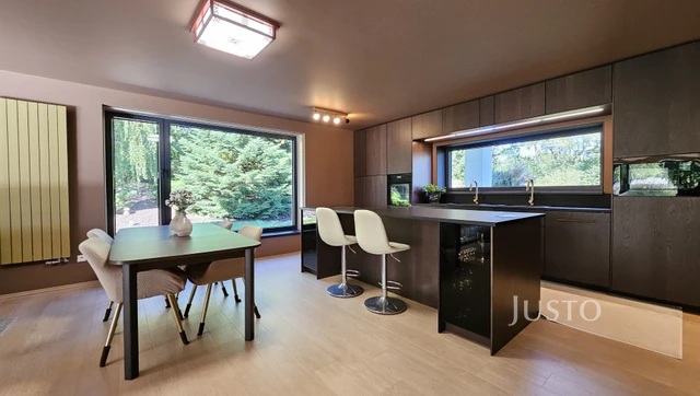 Prodej vily 279 m² s pozemkem 4657 m² + terasa