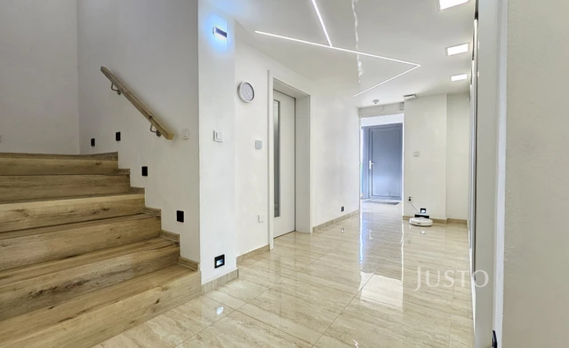 Prodej rodinného domu 276 m² s pozemkem 1398 m² + terasa 18 m² + lodžie