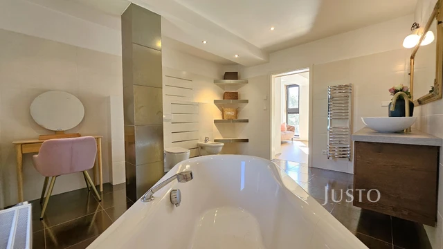 Prodej vily 279 m² s pozemkem 4657 m² + terasa