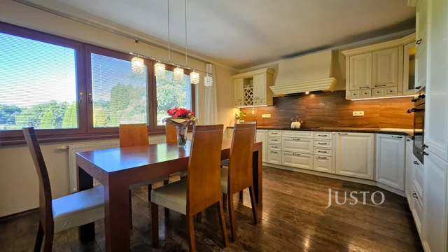 Prodej rodinného domu 322 m² s pozemkem 777 m²