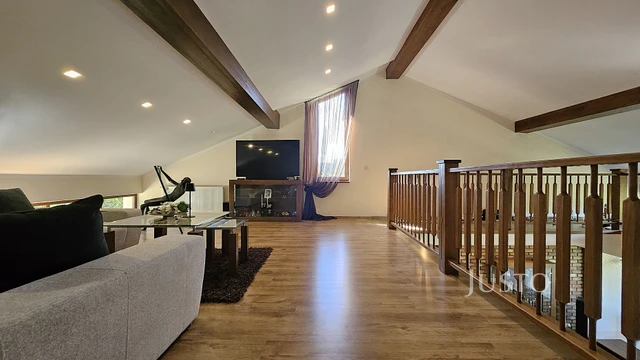 Prodej rodinného domu 322 m² s pozemkem 777 m²