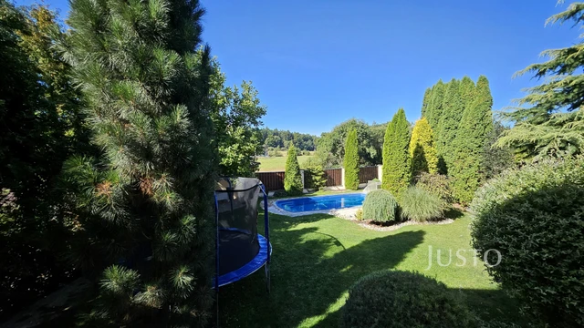 Prodej rodinného domu 322 m² s pozemkem 777 m²