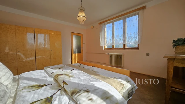 Prodej rodinného domu 243 m² s pozemkem 1633 m²