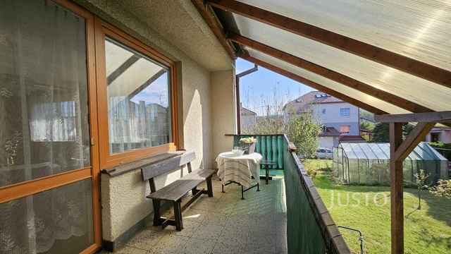 Prodej rodinného domu 296 m² s pozemkem 853 m² + terasa 8 m² + balkón 18 m²