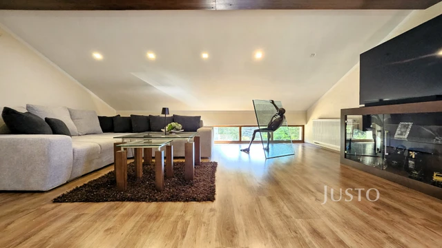 Prodej rodinného domu 322 m² s pozemkem 777 m²