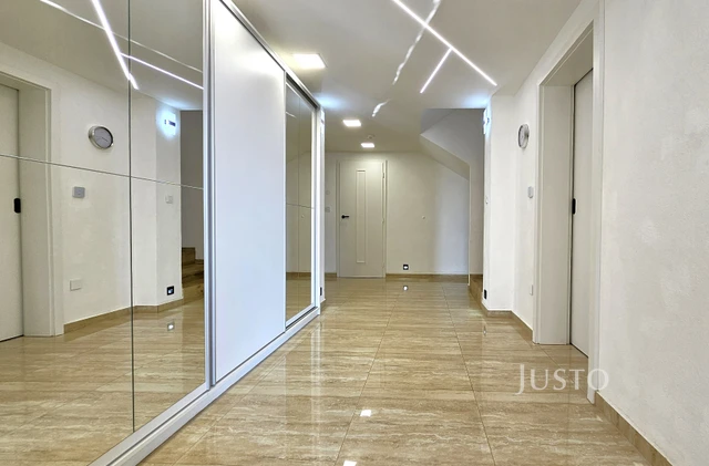Prodej rodinného domu 276 m² s pozemkem 1398 m² + terasa 18 m² + lodžie