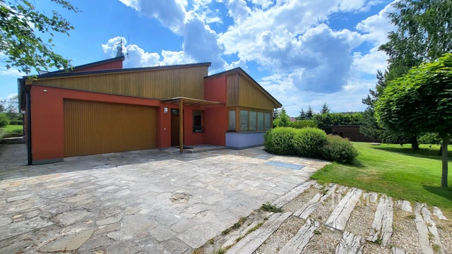 Prodej rodinného domu 346 m² s pozemkem 5 636 m²