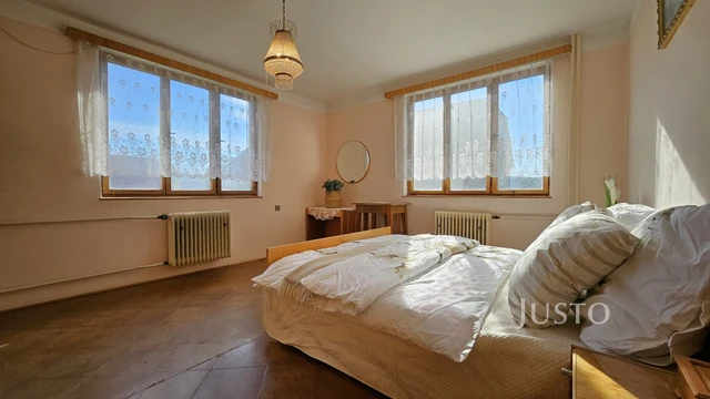 Prodej rodinného domu 243 m² s pozemkem 1633 m²