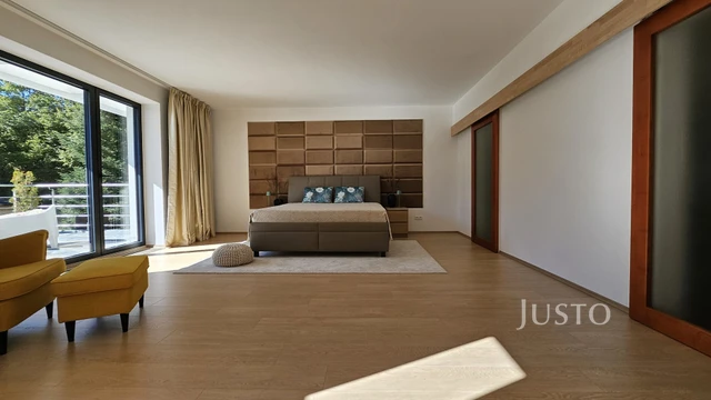 Prodej vily 279 m² s pozemkem 4657 m² + terasa