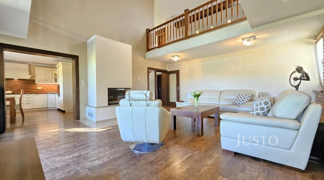 Prodej rodinného domu 322 m² s pozemkem 777 m²