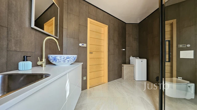 Prodej vily 279 m² s pozemkem 4657 m² + terasa