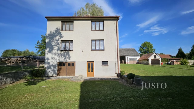 Prodej rodinného domu 243 m² s pozemkem 1633 m²