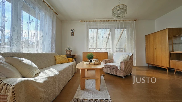 Prodej rodinného domu 296 m² s pozemkem 853 m² + terasa 8 m² + balkón 18 m²