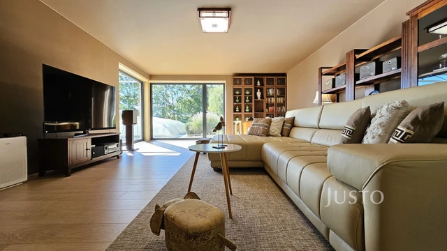 Prodej vily 279 m² s pozemkem 4657 m² + terasa