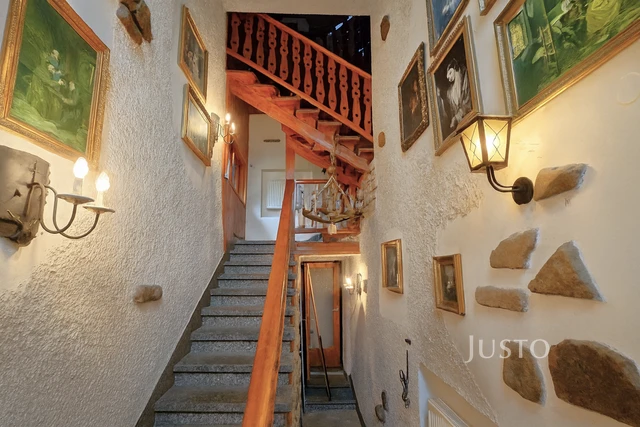 Prodej rodinného domu 214 m² s pozemkem 998 m²