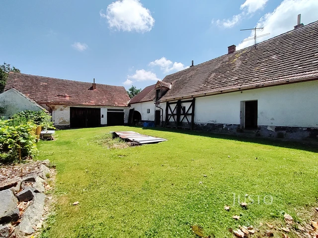 Prodej rodinného domu 295 m² s pozemkem 1648 m²