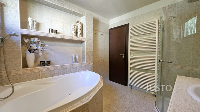 Prodej rodinného domu 322 m² s pozemkem 777 m²