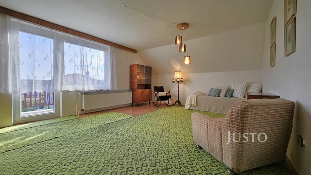 Prodej rodinného domu 296 m² s pozemkem 853 m² + terasa 8 m² + balkón 18 m²