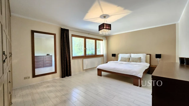 Prodej rodinného domu 322 m² s pozemkem 777 m²