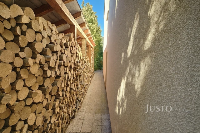 Prodej rodinného domu 322 m² s pozemkem 777 m²