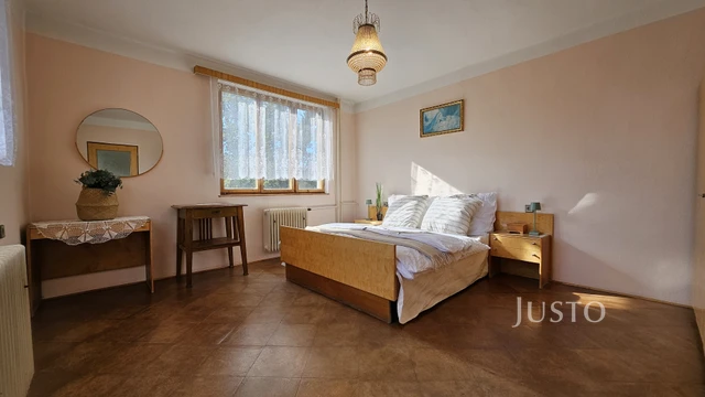 Prodej rodinného domu 243 m² s pozemkem 1633 m²