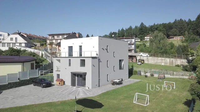 Prodej rodinného domu 276 m² s pozemkem 1398 m² + terasa 18 m² + lodžie