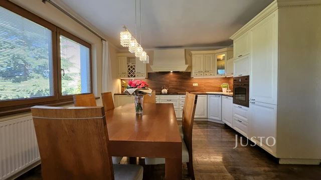 Prodej rodinného domu 322 m² s pozemkem 777 m²