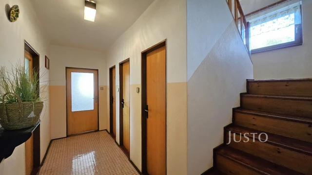 Prodej rodinného domu 243 m² s pozemkem 1633 m²