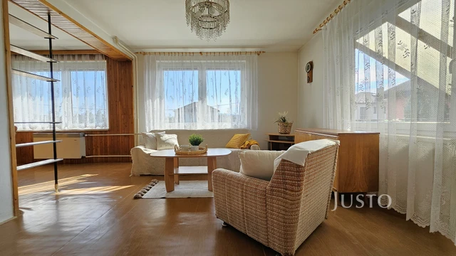 Prodej rodinného domu 296 m² s pozemkem 853 m² + terasa 8 m² + balkón 18 m²