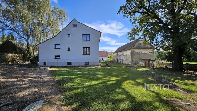 Prodej rodinného domu 243 m² s pozemkem 1633 m²