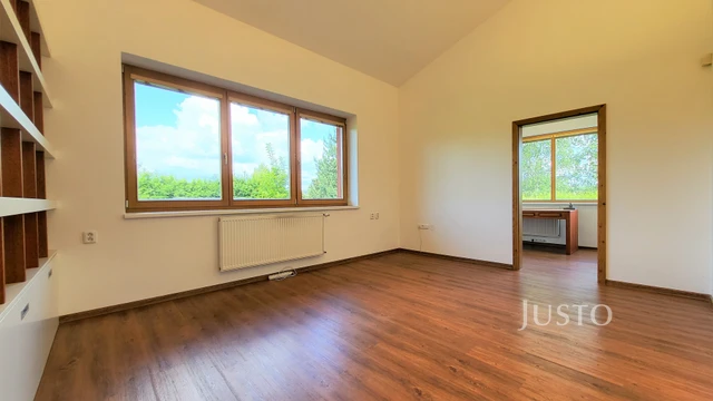 Prodej rodinného domu 346 m² s pozemkem 5 636 m²