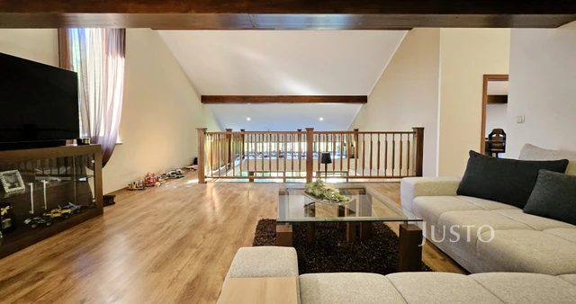 Prodej rodinného domu 322 m² s pozemkem 777 m²