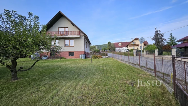 Prodej rodinného domu 296 m² s pozemkem 853 m² + terasa 8 m² + balkón 18 m²