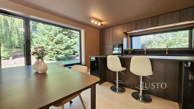 Prodej vily 279 m² s pozemkem 4657 m² + terasa