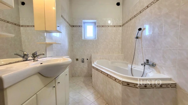 Prodej rodinného domu 231 m² s pozemkem 335 m²