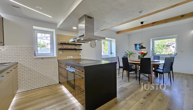 Prodej rodinného domu 276 m² s pozemkem 1398 m² + terasa 18 m² + lodžie
