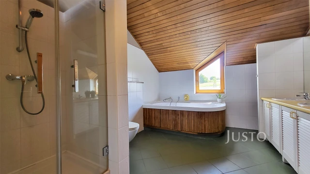 Prodej rodinného domu 346 m² s pozemkem 5 636 m²