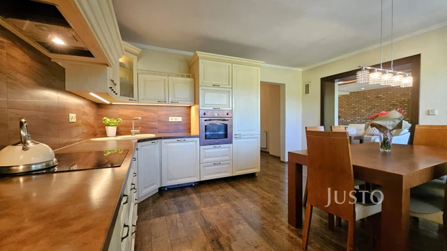 Prodej rodinného domu 322 m² s pozemkem 777 m²