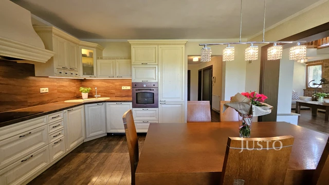 Prodej rodinného domu 322 m² s pozemkem 777 m²