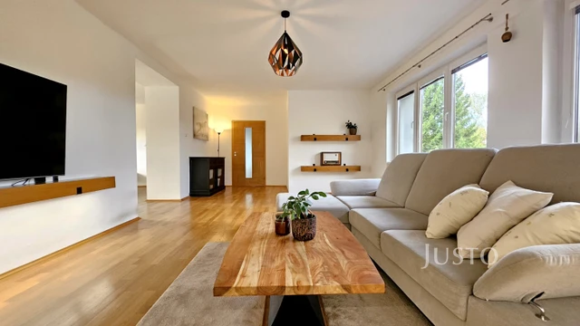 Prodej rodinného domu 278 m² s pozemkem 928 m² + terasa