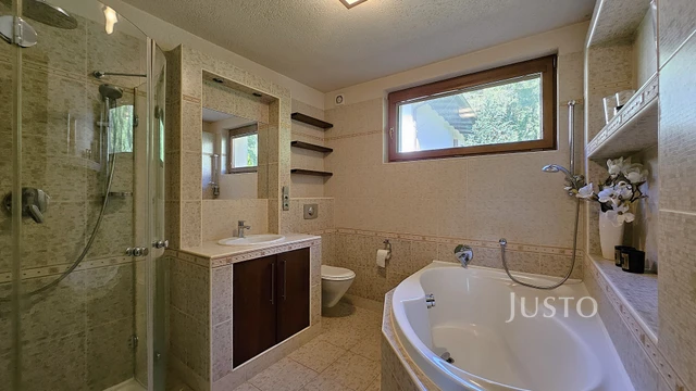 Prodej rodinného domu 322 m² s pozemkem 777 m²