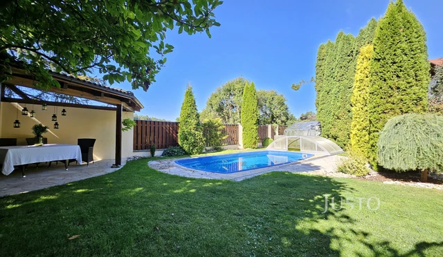 Prodej rodinného domu 322 m² s pozemkem 777 m²
