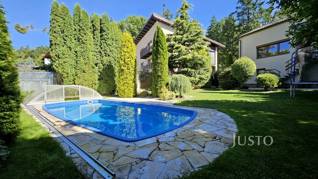 Prodej rodinného domu 322 m² s pozemkem 777 m²