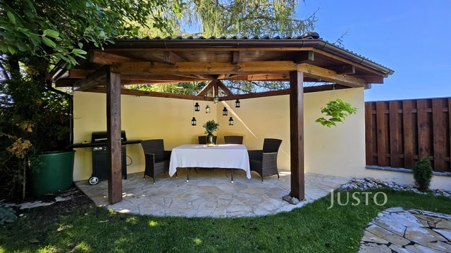 Prodej rodinného domu 322 m² s pozemkem 777 m²