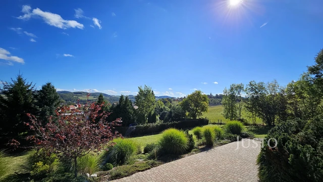 Prodej vily 279 m² s pozemkem 4657 m² + terasa