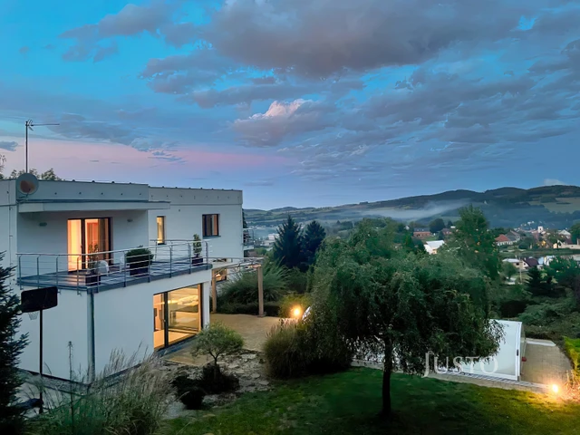 Prodej vily 279 m² s pozemkem 4657 m² + terasa