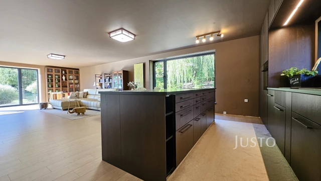 Prodej vily 279 m² s pozemkem 4657 m² + terasa