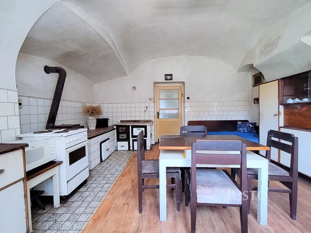 Prodej rodinného domu 295 m² s pozemkem 1648 m²